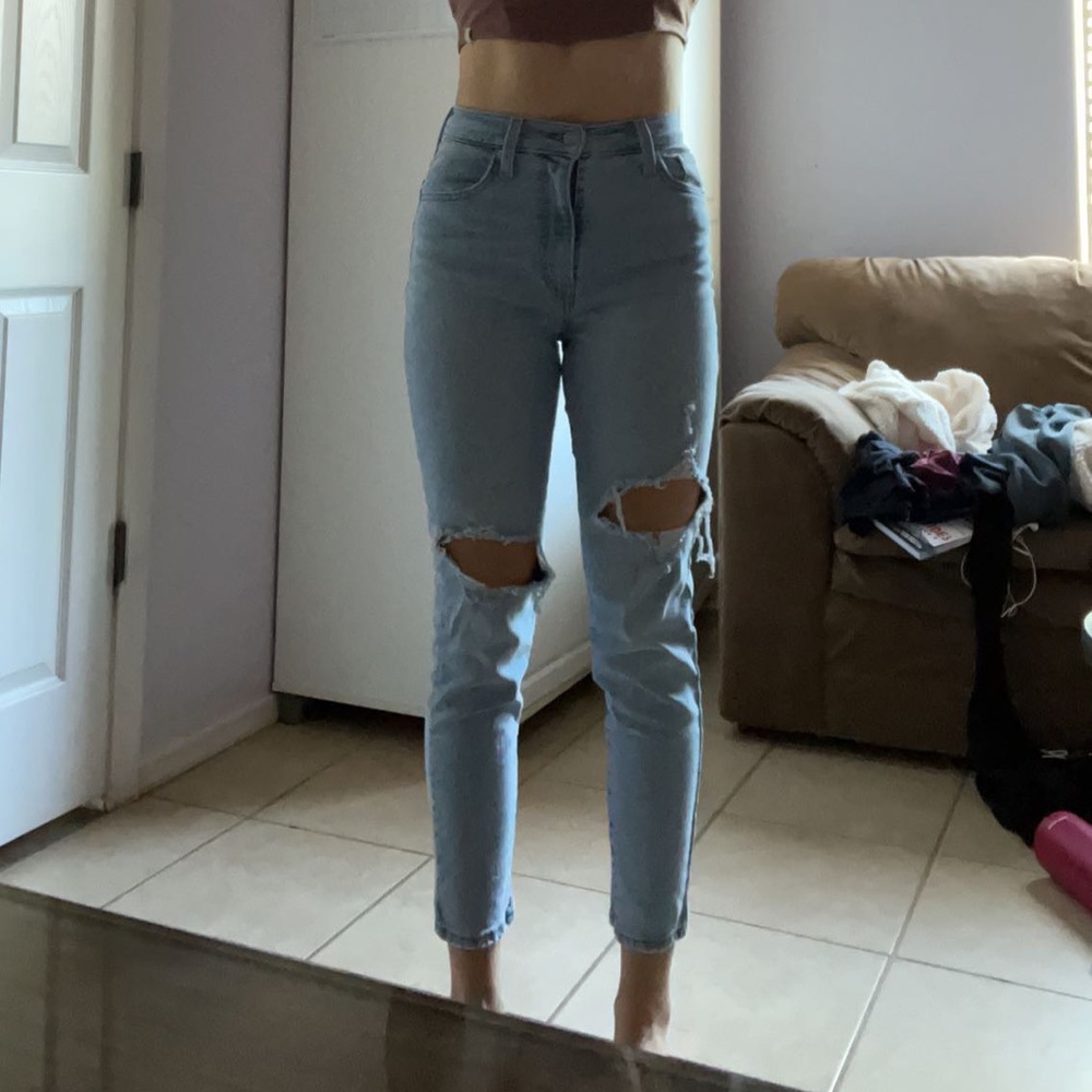 LEVIS HIGH WAISTED MOM JEANS size 26